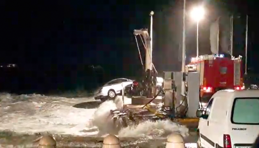 More podivljalo: Nezapamćena plima je 'progutala' automobile