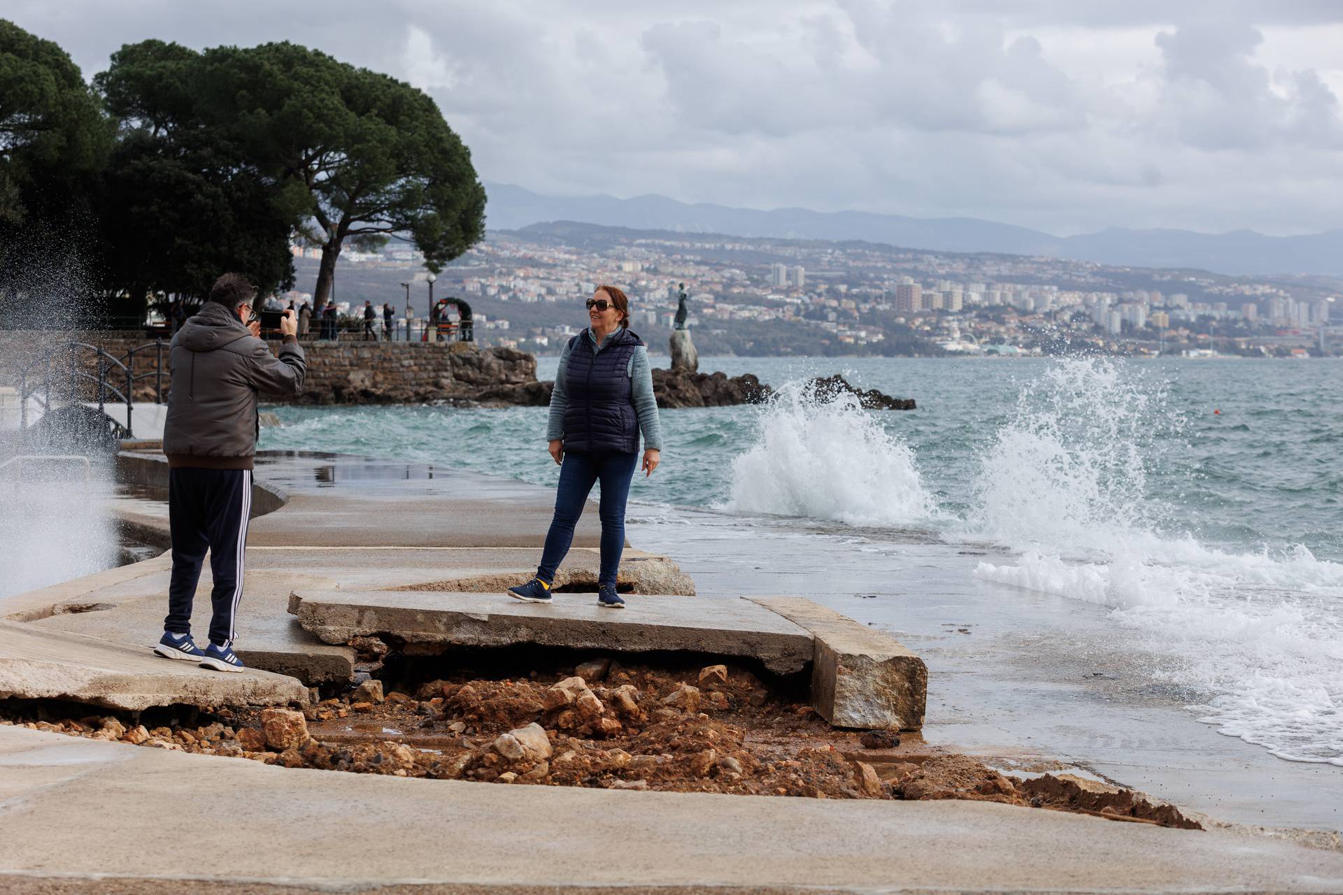 Opatija: Olujno jugo i valovi razbili betonski dio kupališta