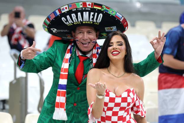 KATAR 2022 - Ivana Knoll na tribinama u društvu navijača pozirala  fotografima 