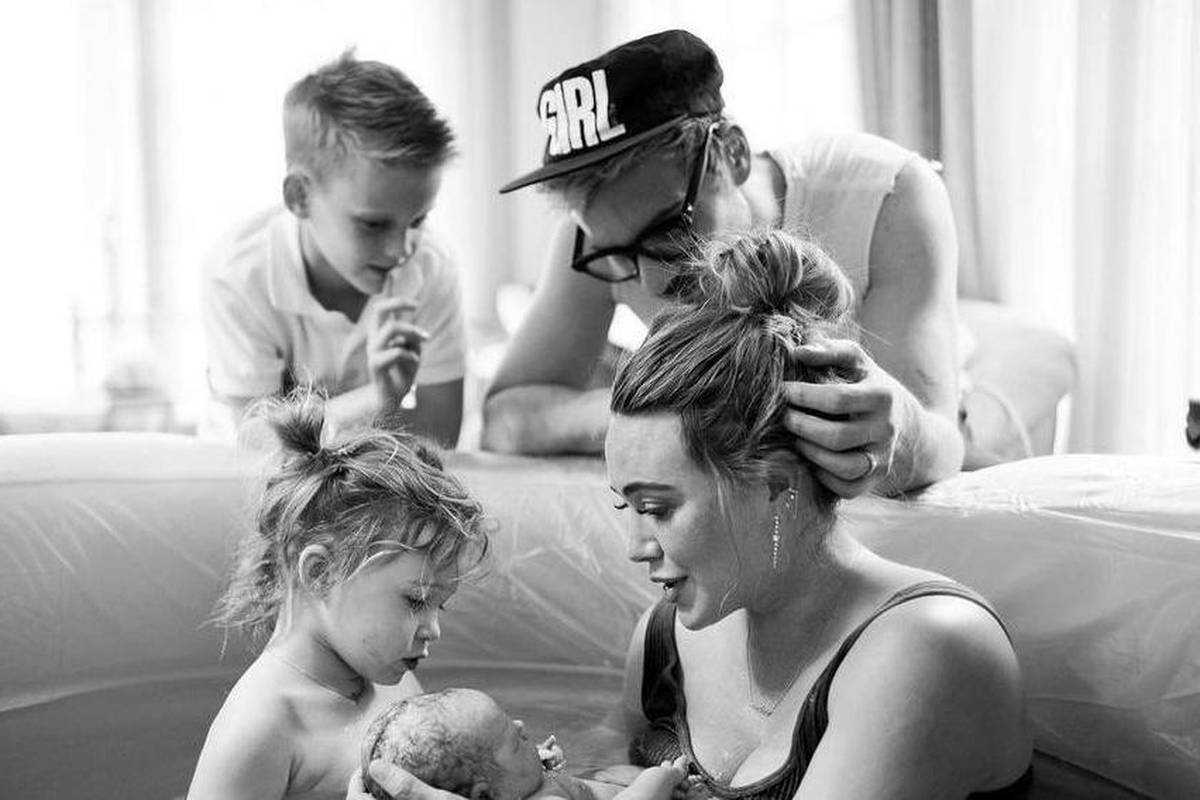 Hilary Duff objavila fotografiju novorođene kćeri: 'I prije bih, ali ipak si ti treće dijete, Mae'