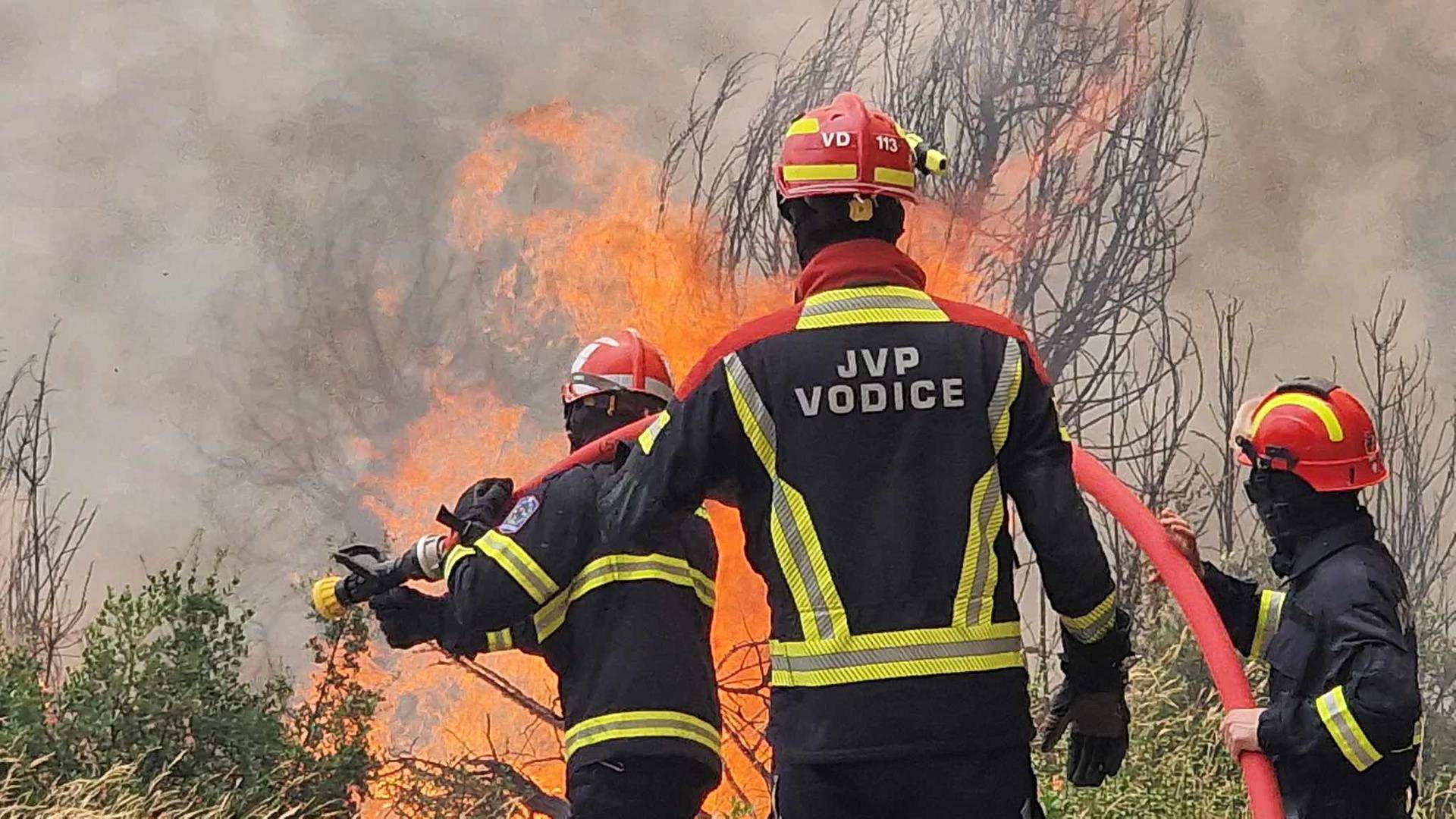 Vatrogasac Mario: Spasili smo žene i dvoje djece iz kuće. Krov je gorio, stavili smo im maske...