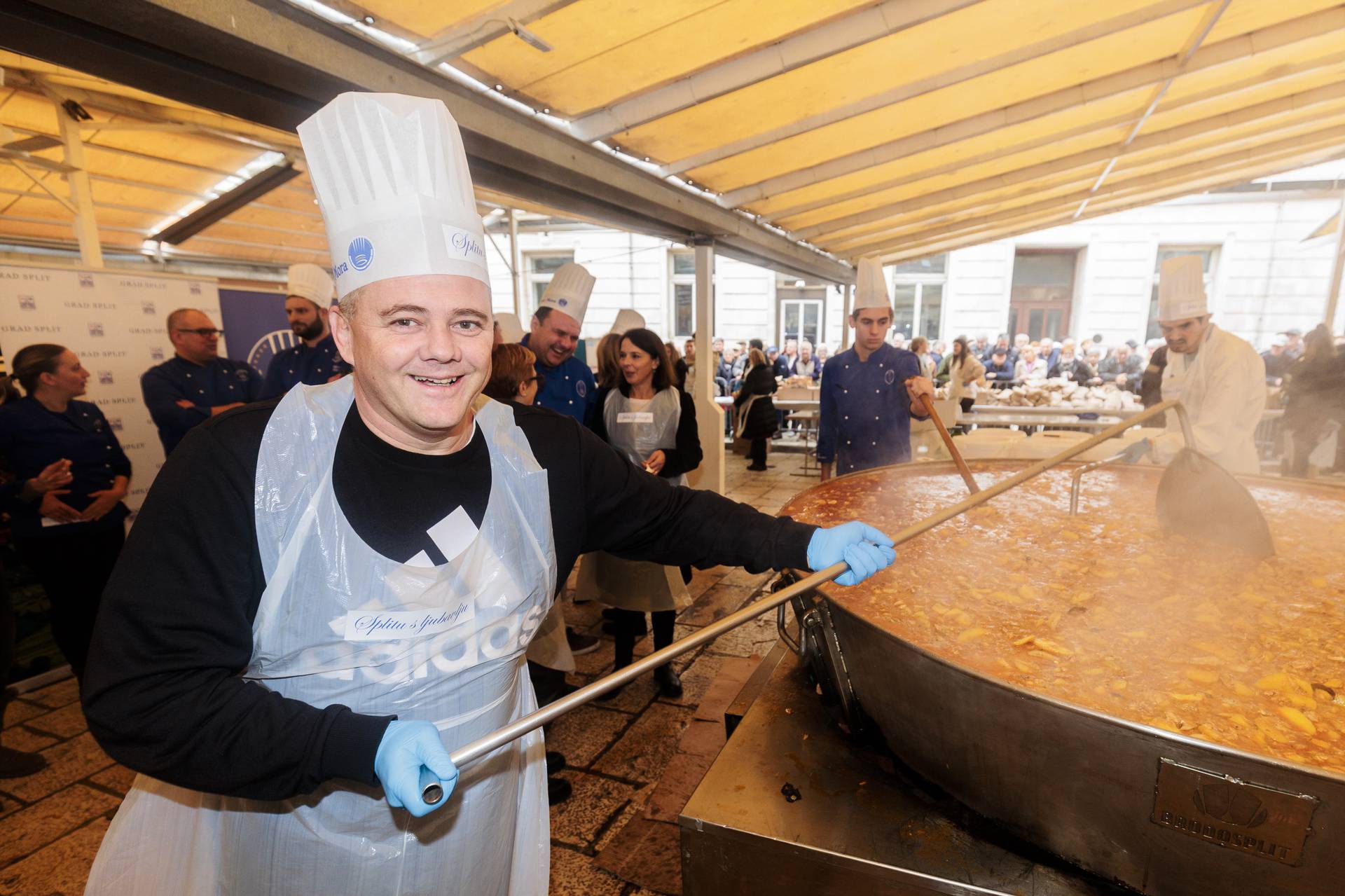 Split: Podijeljeno pet tisuća porcija bakalara koje je kuhalo preko 30 kuhara i 70 volontera