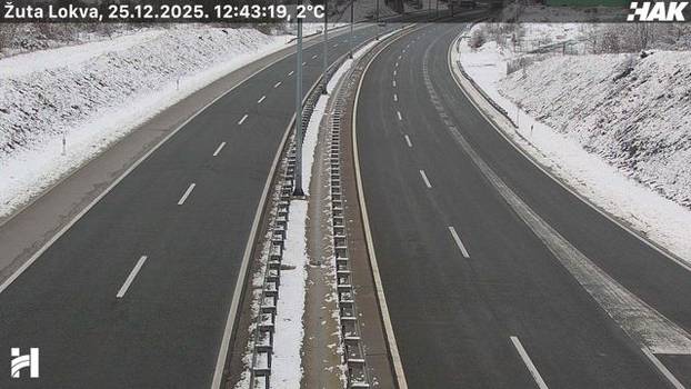 FOTO Pogledajte kakvo je stanje na cestama u Hrvatskoj: Snijeg u Lici, sunce 'provirilo' na jugu