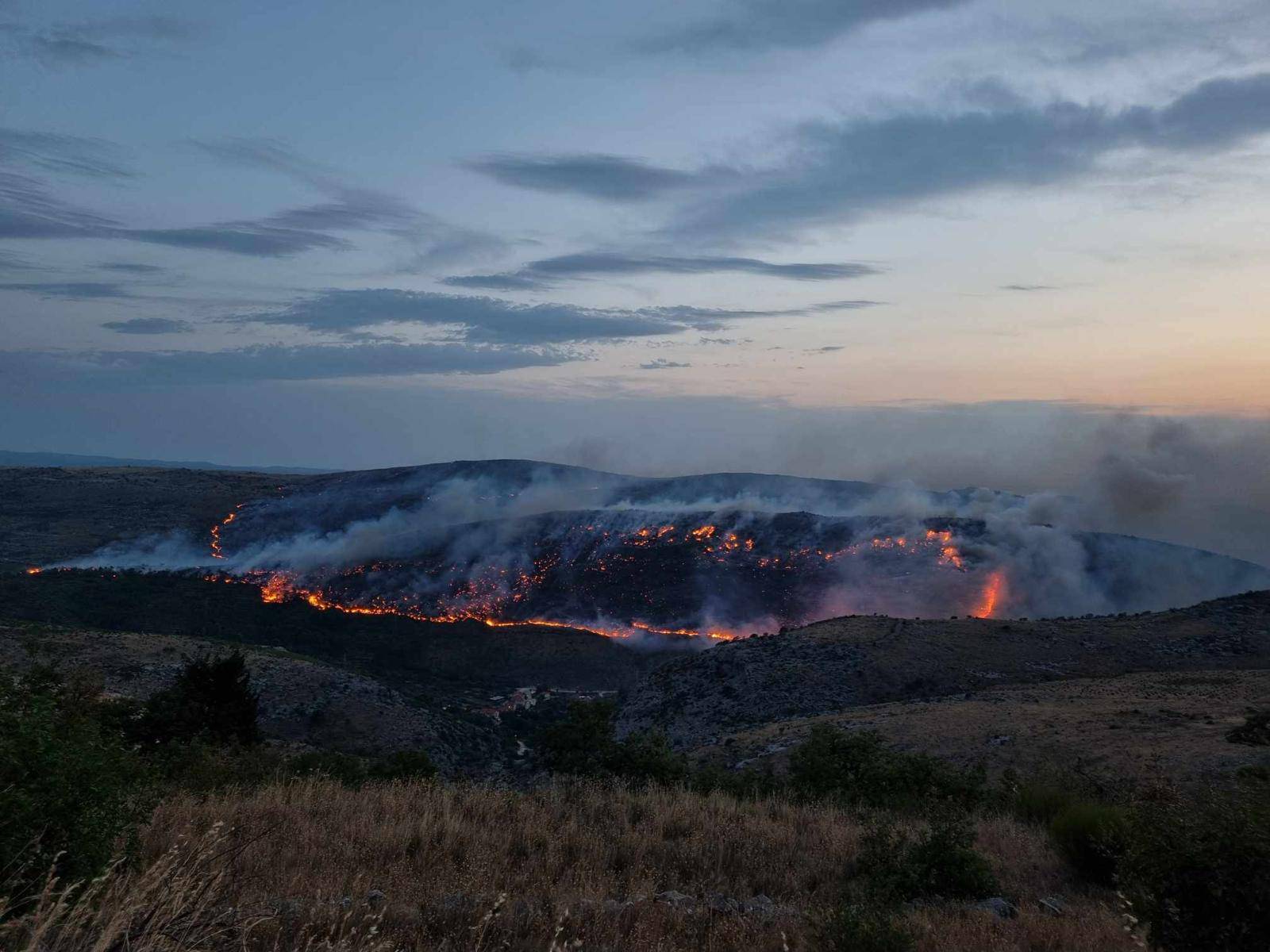 VIDEO Požar u Donjem Sitnom stigao sve do ceste: 'Evakuirani turisti, požar je velik i složen!'