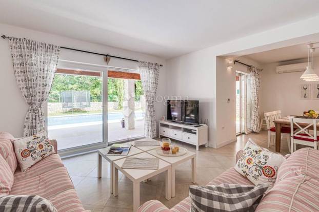 FOTO Pogledajte šarmantnu vilu u Labinu. Košta manje od pola milijuna eura, a ima i bazen