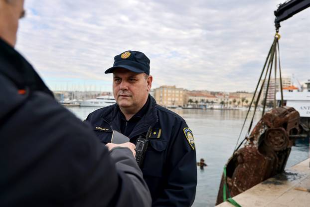 Zadar: Izvlačenje auta koji je 18 godina bio u moru
