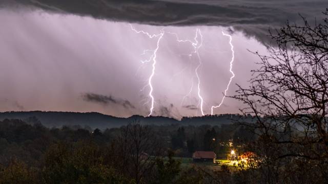 FOTO Pogledajte impresivne fotografije munja u Zagorju