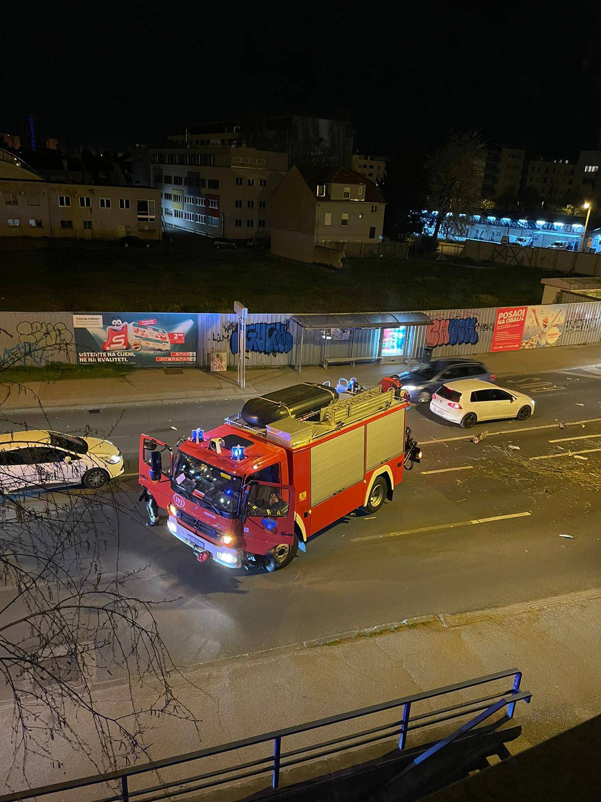 VIDEO Vjetar u Zagrebu srušio drvo od 30 metara u Selskoj! 'Vozili su po suprotnoj traci'