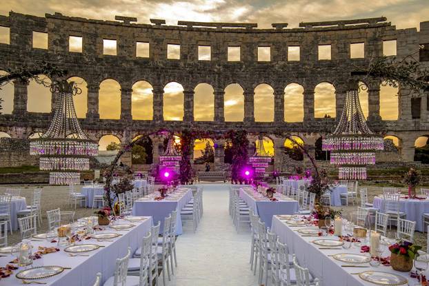 U pulskoj Areni, jednom od najljepših antičkih spomenika, upriličeno je snimanje raskošnog indijskog vjenčanja