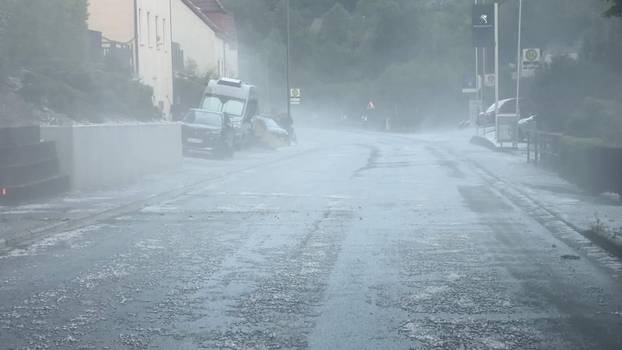 Eine heftige Unwetterfront beendete den extrem heißen Sommertag in Westdeutschland. Aus Frankreich und Luxenburg zogen a
