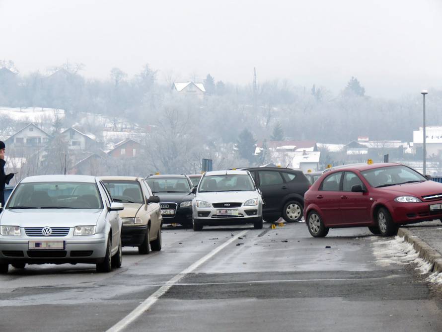 Auto na krovu,  deseci ljudi na Hitnoj zbog leda u Sl. Brodu