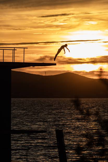 Zadar: Skok u more u zalazak sunca
