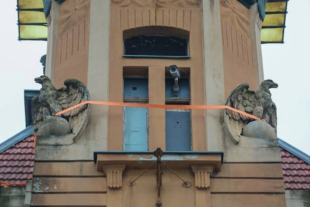 Zagreb: Kipovi na Domu Trgovačko-obrtničke komore zavezani s gurtnama radi sigurnosti