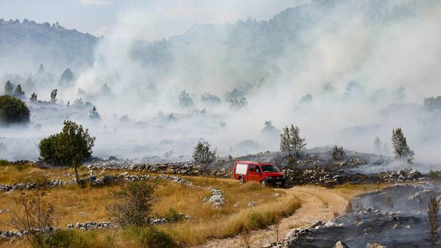 Požar na planini Čabulji sjeverozapadno od Mostara došao je do naseljenih dijelova