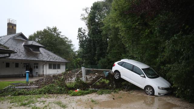 Mengeš: Bujica poplavila i odnijela nekoliko automobila