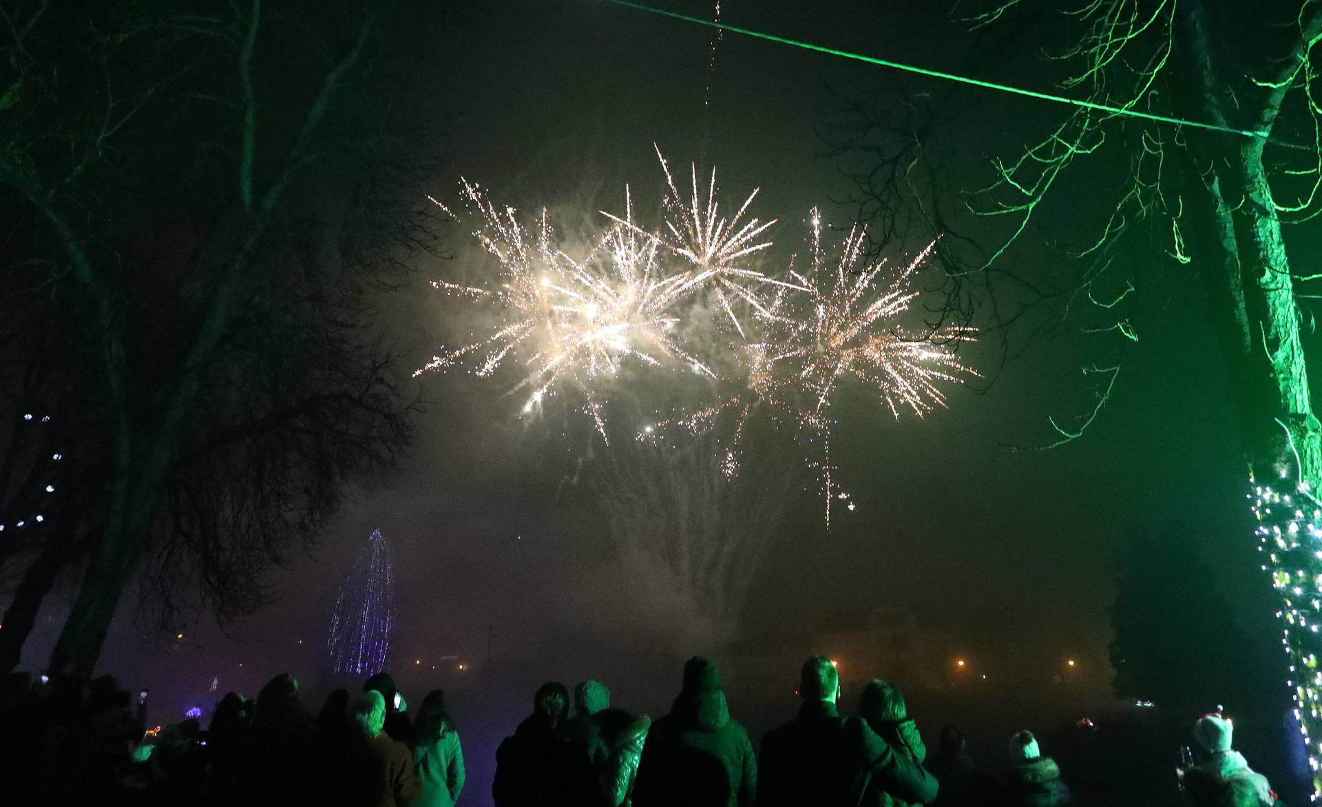 Karlovčani na Promenadi uz vatromet dočekali Novu 2022. godinu