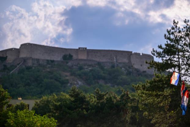 Knin: Hrvatske zastave vijore se gradom