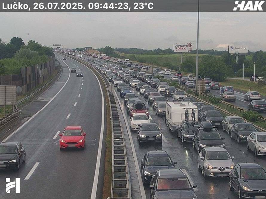 Pojačan promet na cestama, kilometar kolone kod Lučkog
