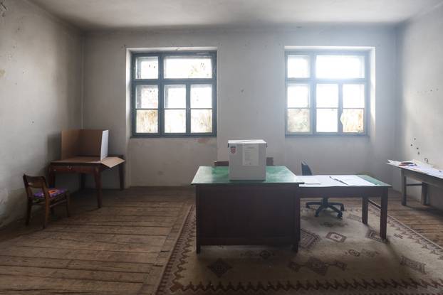 Škola u Željeznom Žumberačkom odavno se ne koristi, ali danas je otvorena zbog izbora