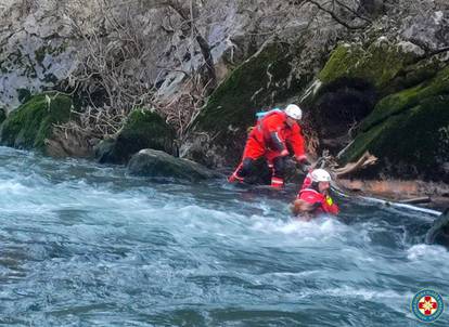 Drniš: Članovi HGSS-a spasili psa iz kanjona rijeke Čikole 