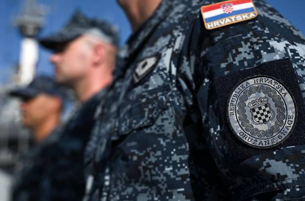 Split: Vježba Hrvatske ratne mornarice za vojni mimoplov