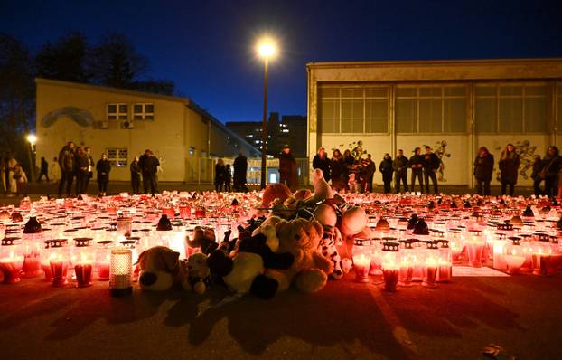 Zagreb: Građani i dalje obilaze osnovnu školu kako bi upalili svijeće na školskom igralištu