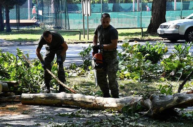 Slavonski Brod: Pripadnici Hrvatske vojske na uklanjanju posljedica razornog nevremena u središtu grada