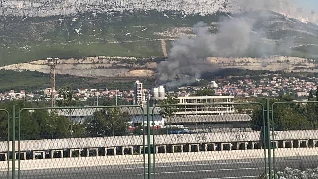 Lokalizirali požar kod Splita, izgorjelo hektar i pol šume