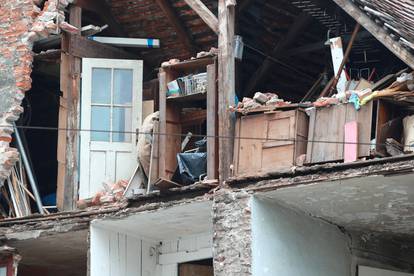 Zagreb: Zgrada oštećena u potresu prijeti prolaznicima