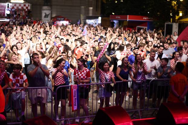 Zagreb: Slavlje navijača na trgu nakon pobjede Hrvatske