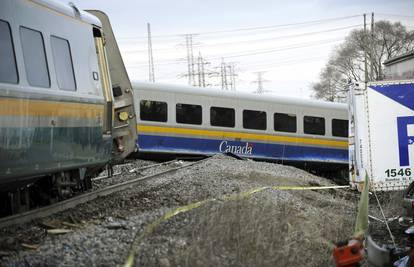 Kamen veličine auta pao na vlak, poginulo je dvoje ljudi