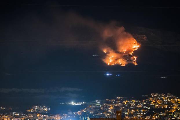 Solin: Šumski požar tijekom večeri buknuo je iznad Solina