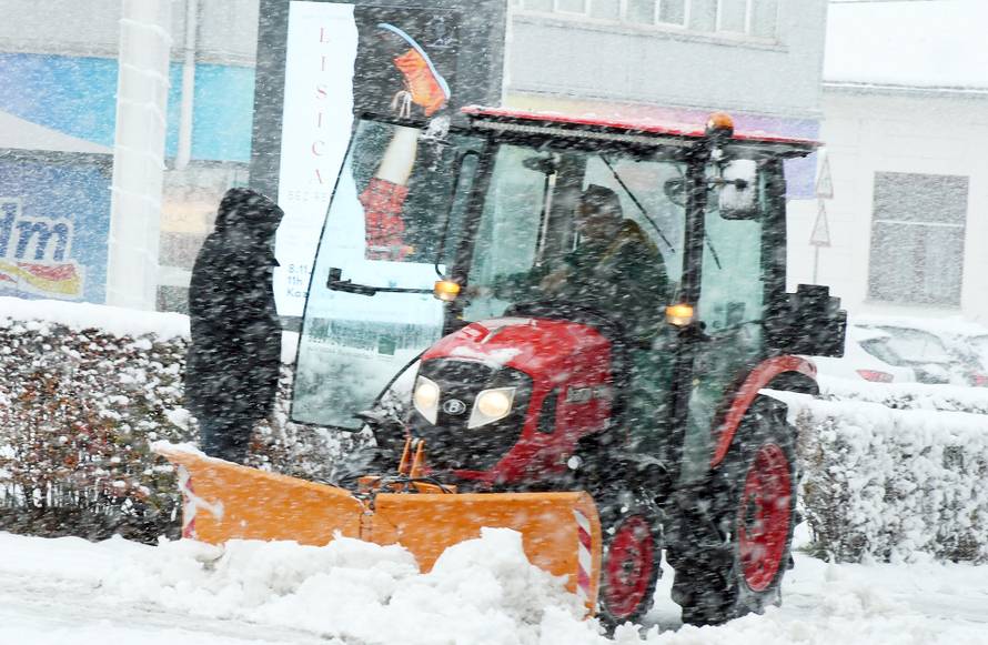 Sisak: Snijeg koji pada cijelo prijepodne zabijelio grad
