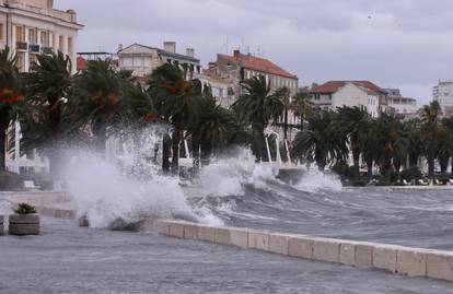 FOTO Nevrijeme hara obalom: Olujno jugo šiba splitsku rivu. Veliki valovi poplavili obalu