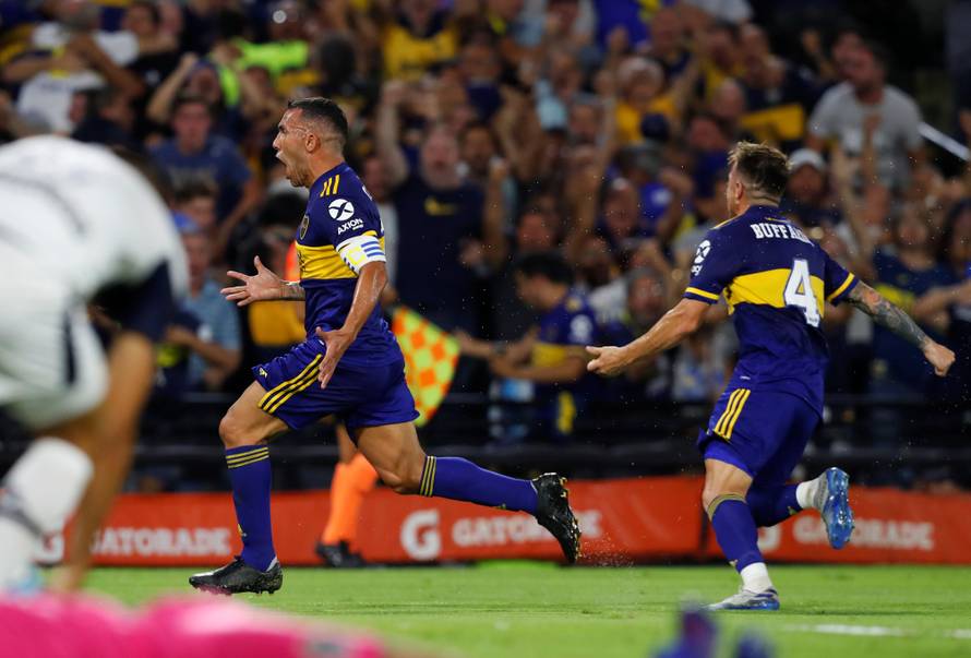 Tévez Maradonu strastveno poljubio pa s Bocom uzeo titulu