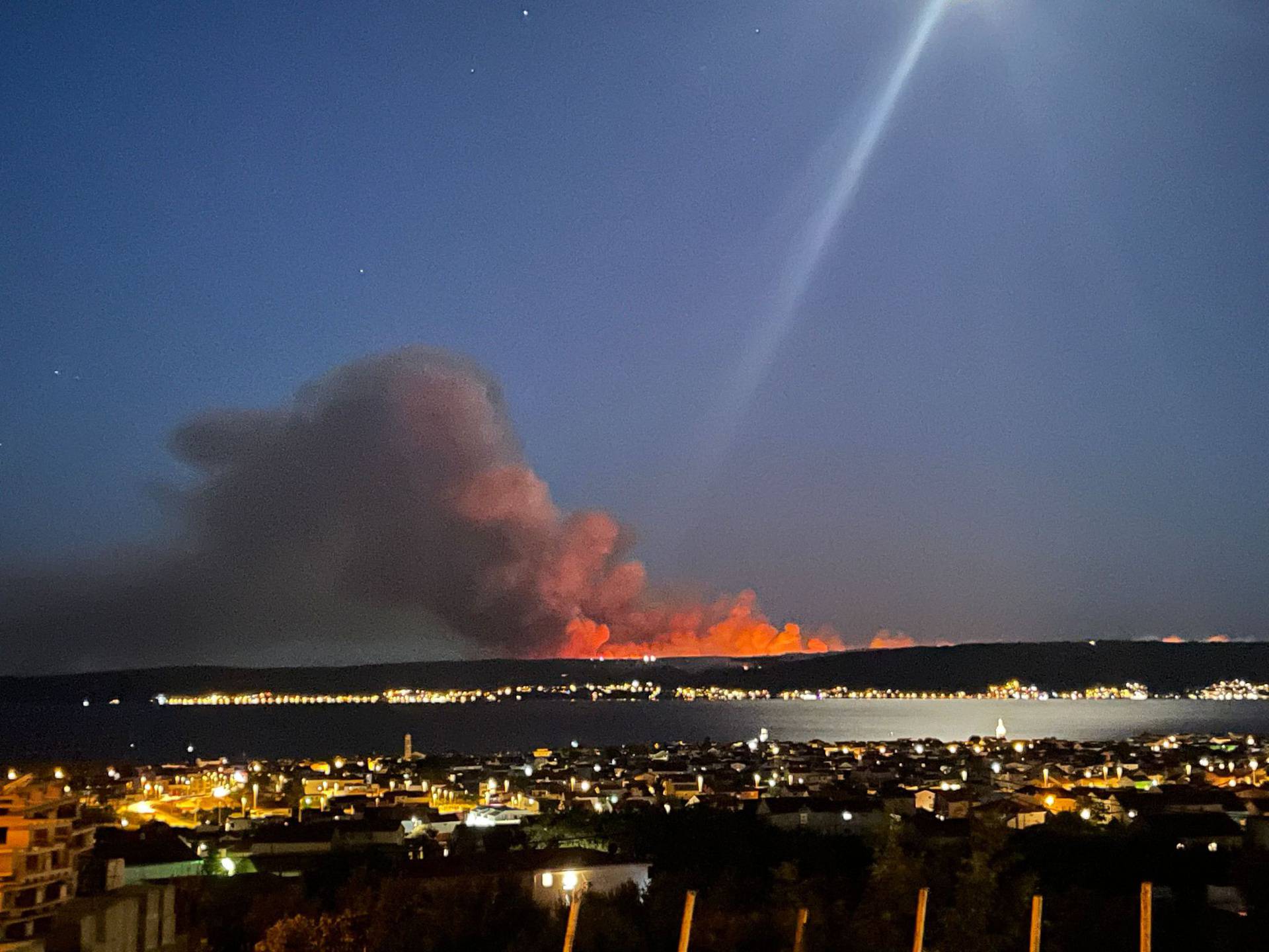 Slike od bezbroj riječi: Popadali s nogu od umora, cijelu noć su branili Čiovo. Vi ste naši heroji!