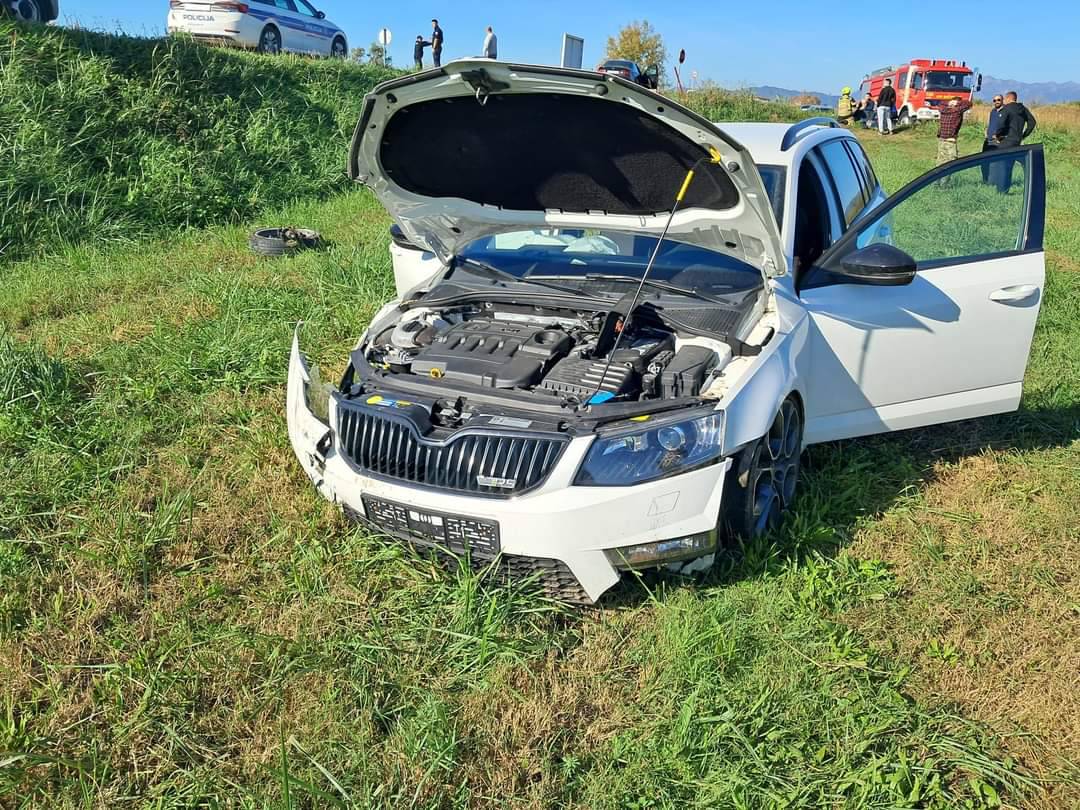 FOTO Sudarila se dva auta kraj Opuzena, troje ljudi ozlijeđeno