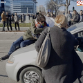 VIDEO: U Beogradu autom 'pokupio' prosvjednika pa ga nosio desetak metara na haubi