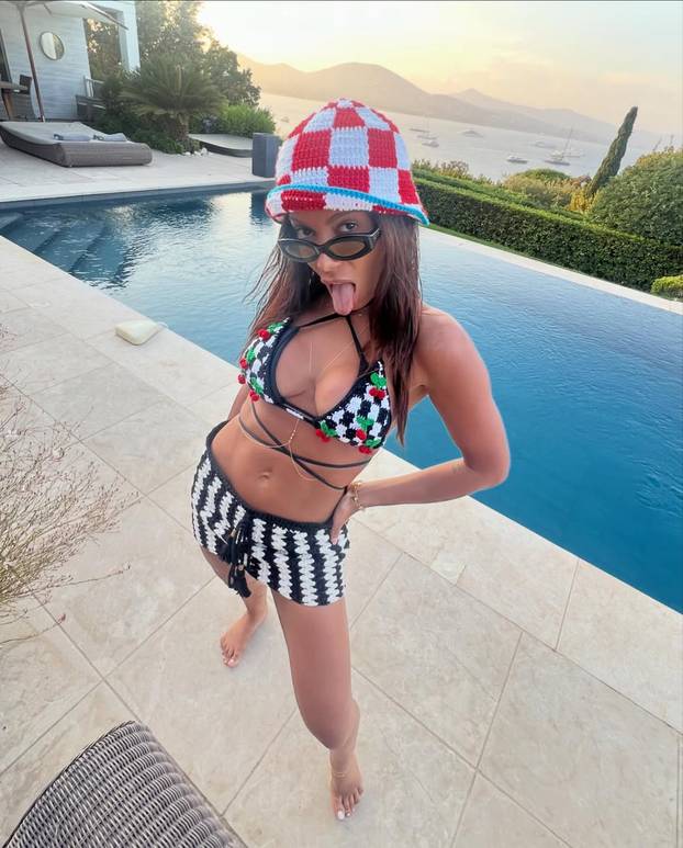 FOTO Vrućoj Brazilki Anitti tange su uniforma: Na koncertima vrti stražnjicom i zaluđuje fanove