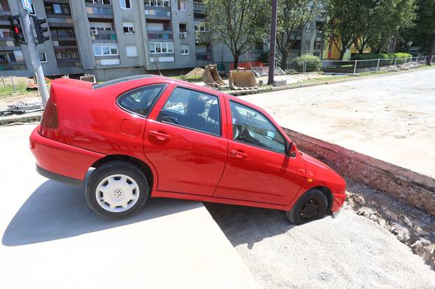 Karlovac: Autom uletio u gradilište i propao u jarak