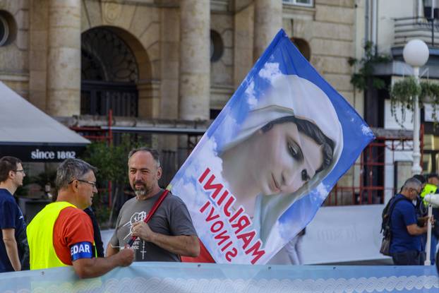 Zagreb: Molitelji se ponovno okupili na Trgu bana Josipa Jelačića i molili za predbračnu čistoću i čednost