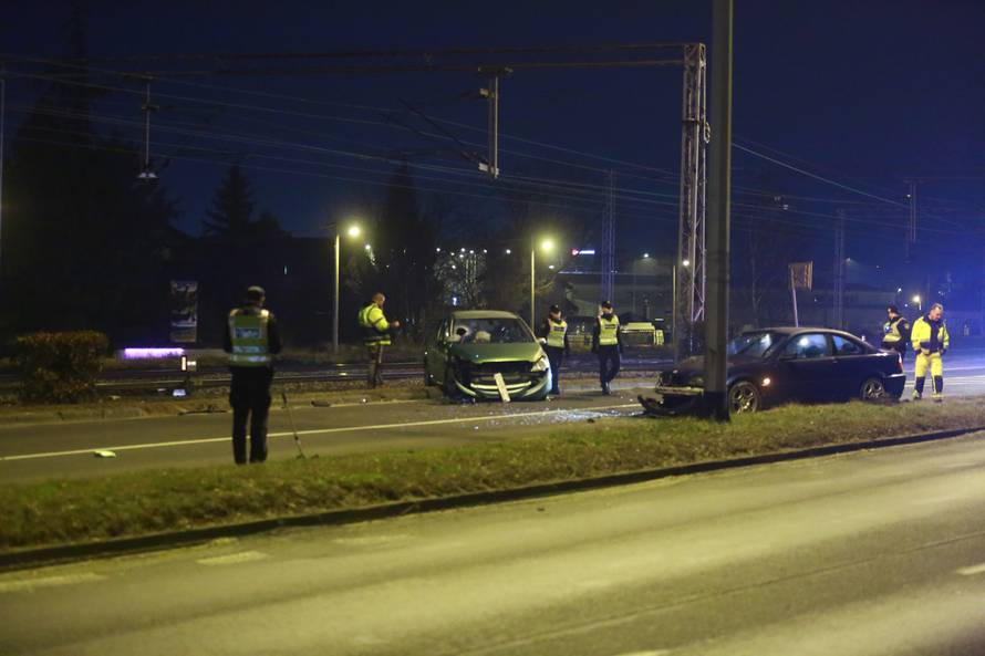 Sudarila se tri automobila u Zagrebu, dvoje ljudi ozlijeđeno