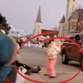 VIDEO Trenutak u kojem crveni SUV smrti prolazi uz rasplesanu djevojčicu. A kasnije gazi ljude