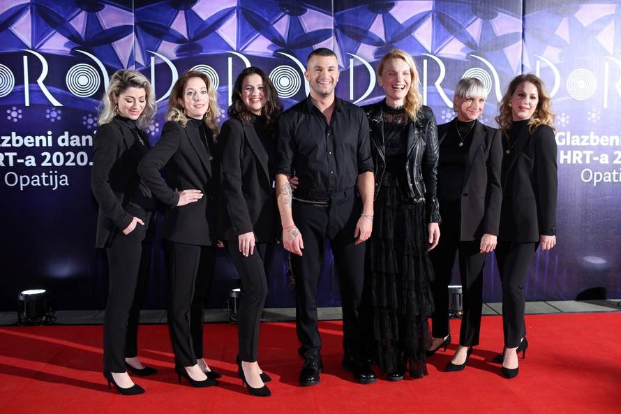 Crveni tepih Dore: Kovačiček došla prva, Indira skandirala...