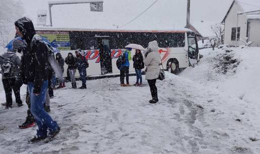 Autobus pun učenika sletio je u jarak, nitko nije  ozlijeđen