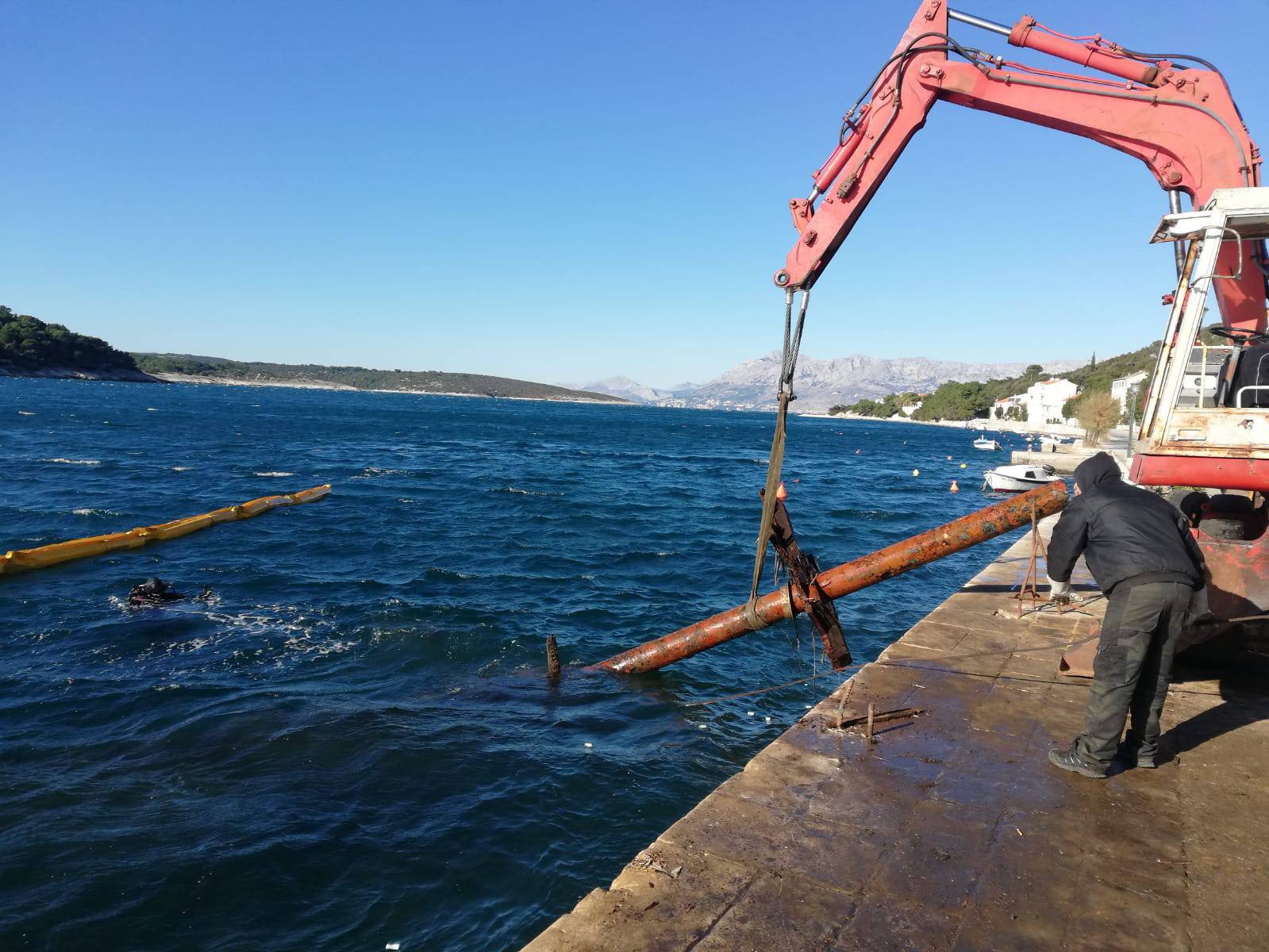 Brački 'Titanic' režu dio po dio, cijena vađenja - 180.000 kuna