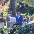 Na prvom vjenčanju Ana Gruica nosila je čipkastu kapicu na glavi, a u ruci buket suncokreta