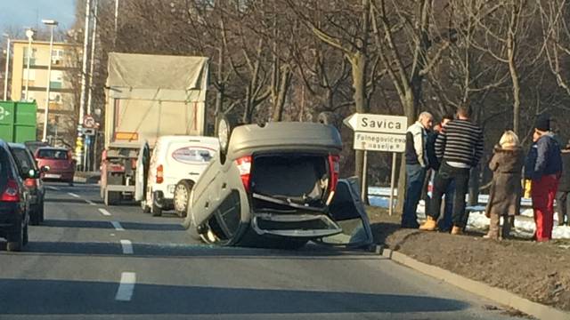 Strašan prizor na Držićevoj: U nesreći auto završio na krovu