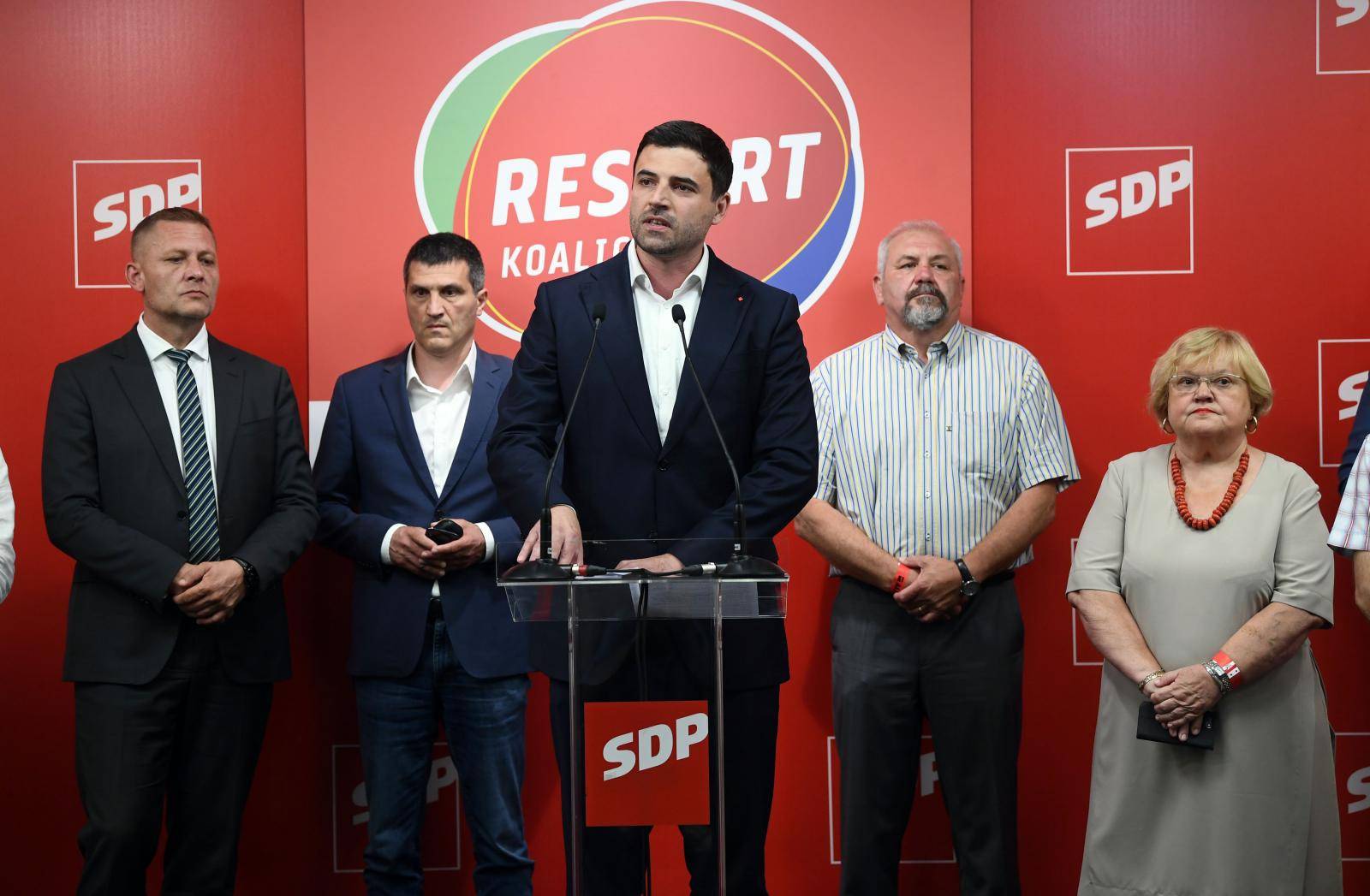 Zagreb: Restar koalicija izborne rezultate čeka u prostorijama SDP-a