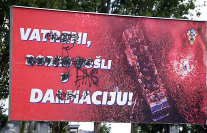 Išarali su plakat s porukom dobrodošlice reprezentaciji